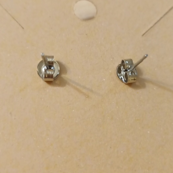 *3/$12* New Shell Floral Dangle Earrings - Picture 6 of 6